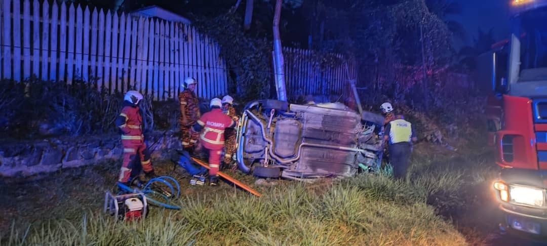 Man dies after car crashes into pole, overturns in Tawau