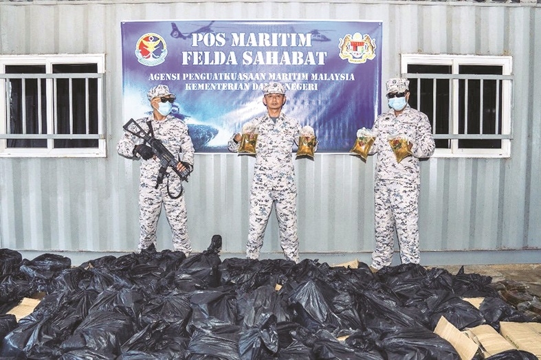 Boat skipper jumps into sea in failed smuggling attempt