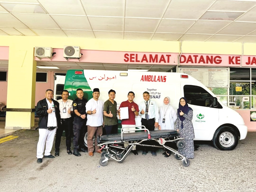Lahad Datu Hospital donates stretcher bed to NGO