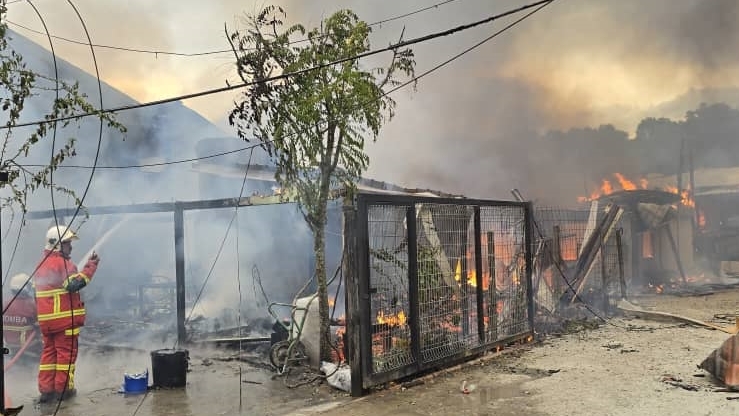 Kampung Warisan blaze leaves 76-year-old hurt, homes razed