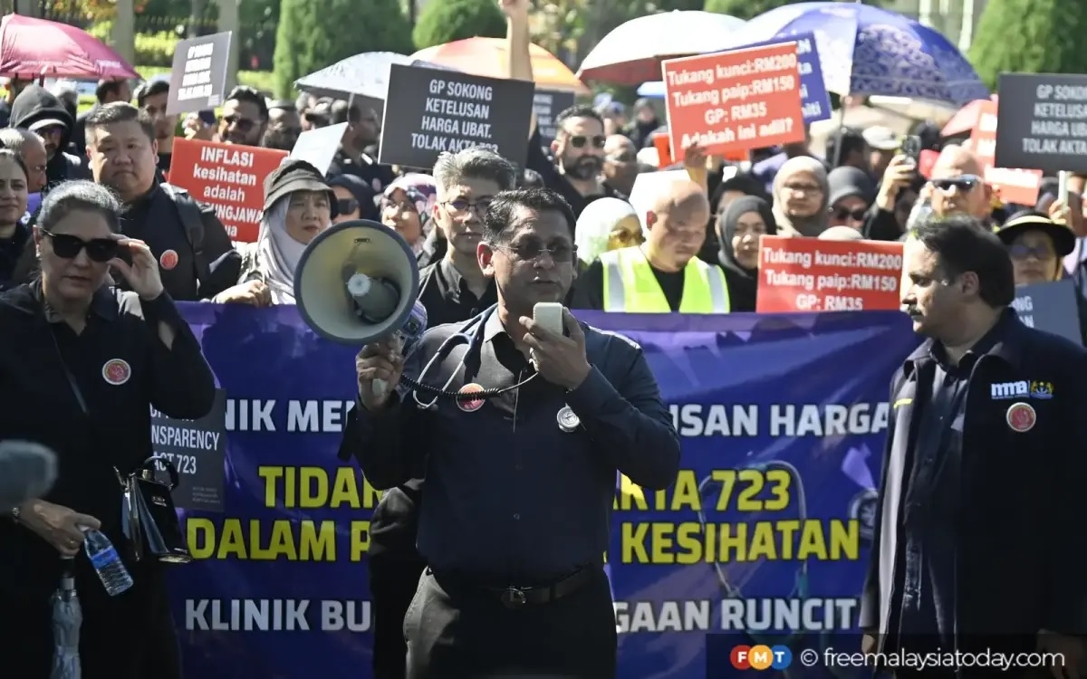 Over 200 doctors gather near PMO over drug price display rule