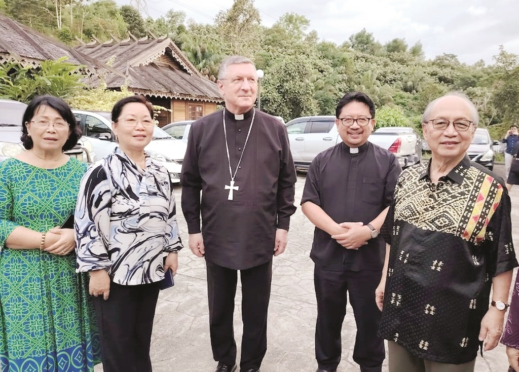 Dompok hosts Apostolic Nuncio