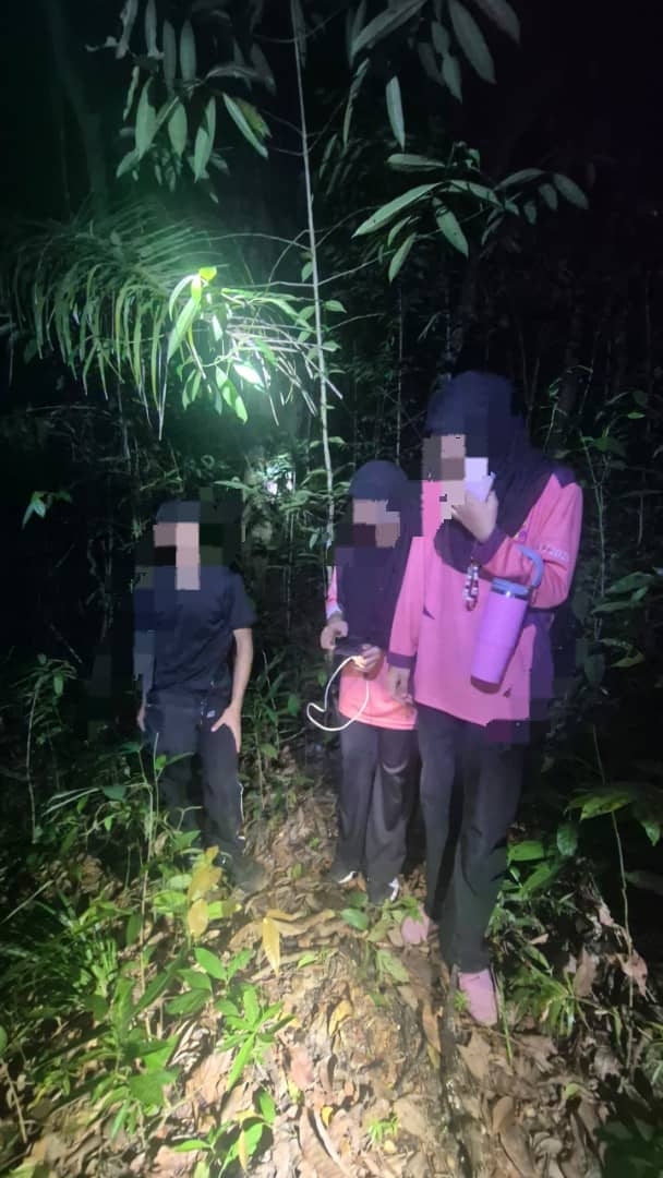 Three hikers rescued after getting lost at Mont Walker