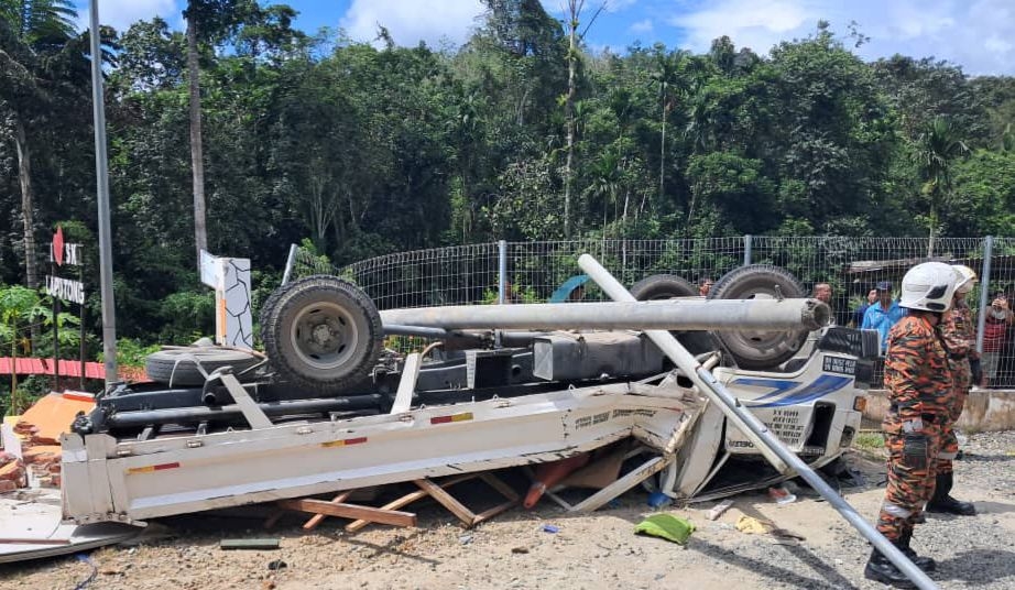 Lorry crashes in Kg Gayaratau, three Injured