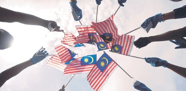 Glorifying foreign languages undermines Bahasa Melayu, experts warn