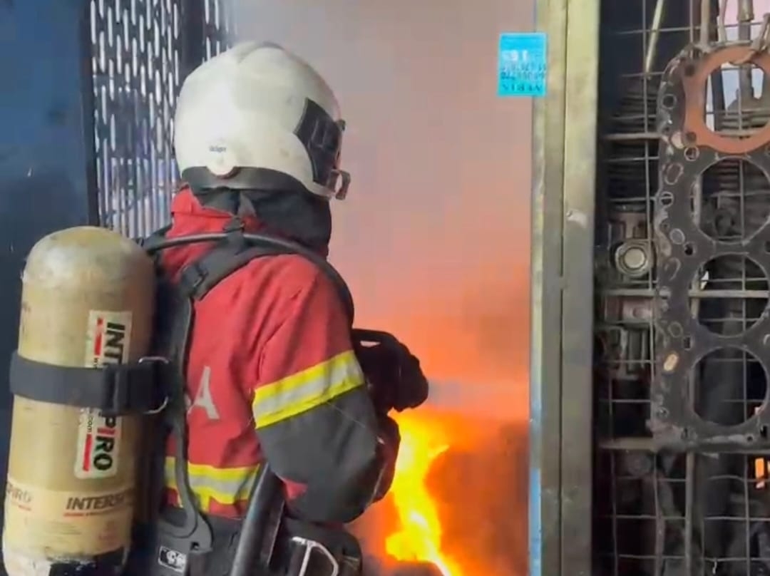 Fire damages auto parts store in Tawau