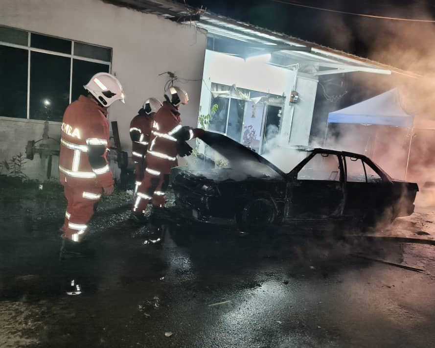 Car destroyed in Tuaran blaze