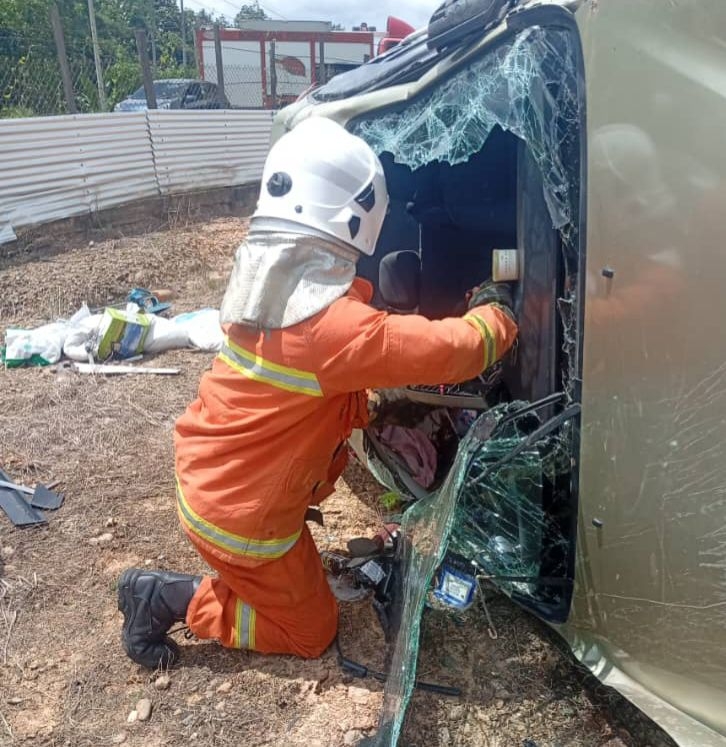 Three injured in Sook road accident