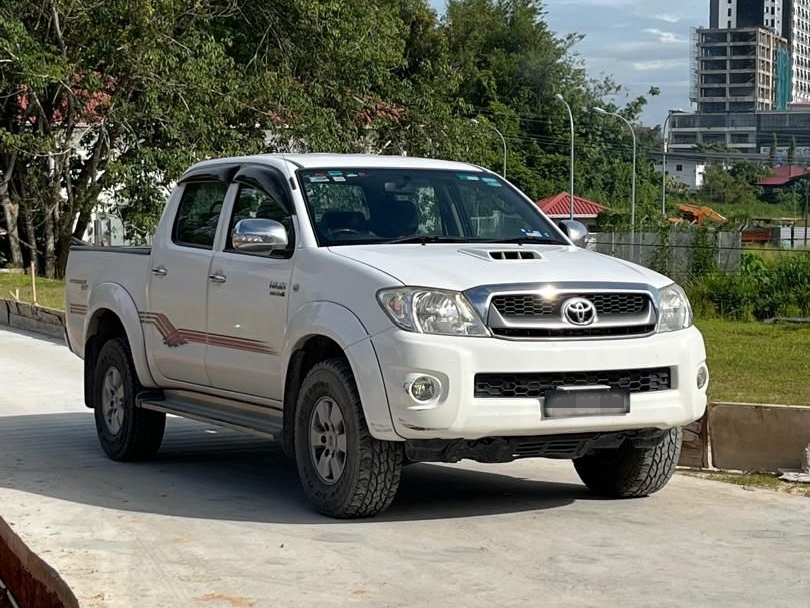 Carjacker flees in Hilux with elderly woman inside after faking crash