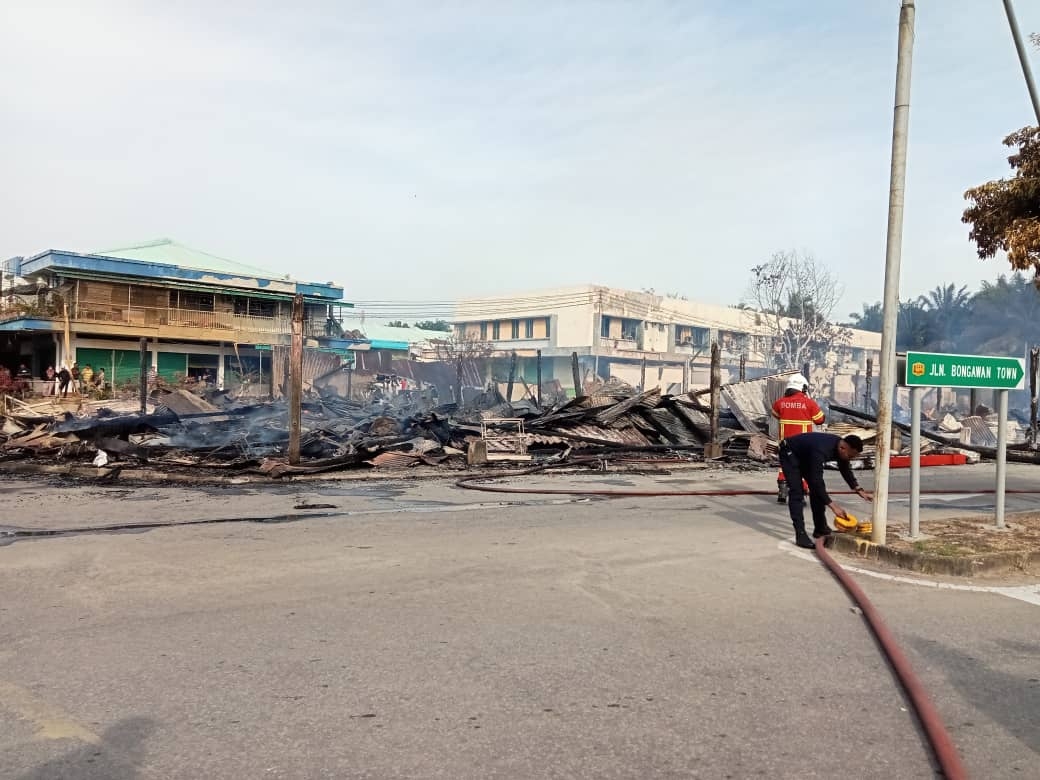 Fire destroys three rows of Bongawan old shop lots