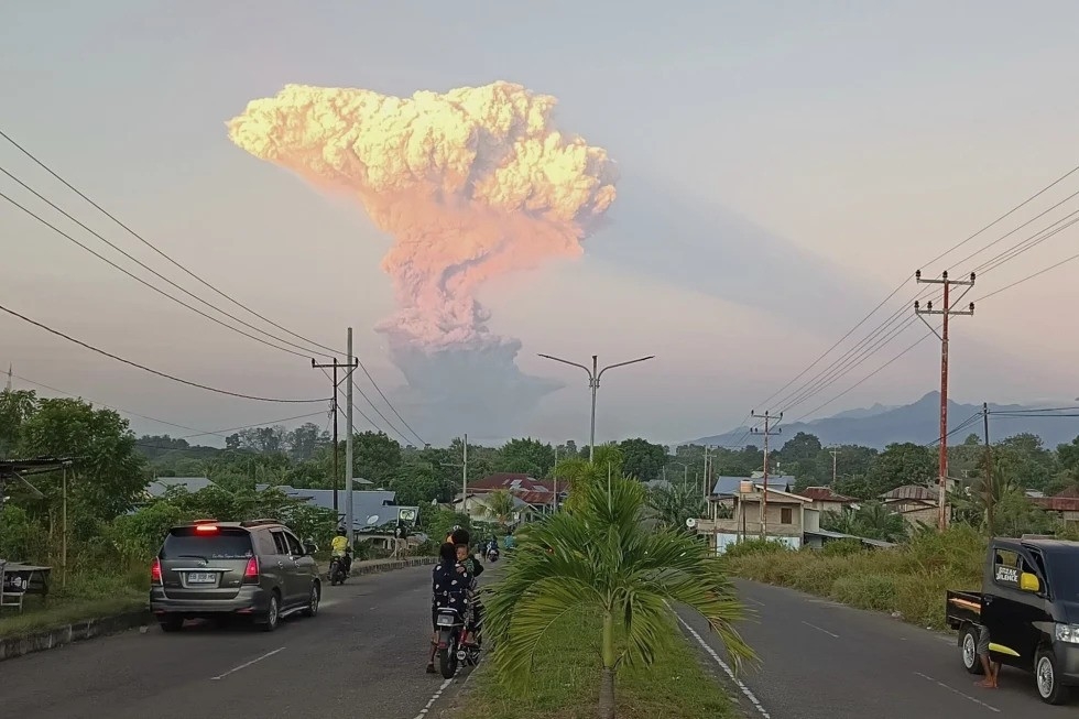 Alert at highest level as Indonesia's Mount Lewotobi Laki-Laki erupts