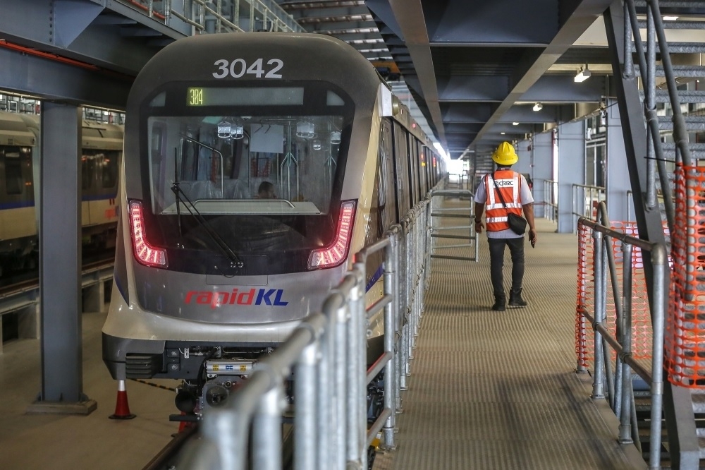 Rapid Rail apologises after Taiwanese man falls onto LRT tracks in Puchong