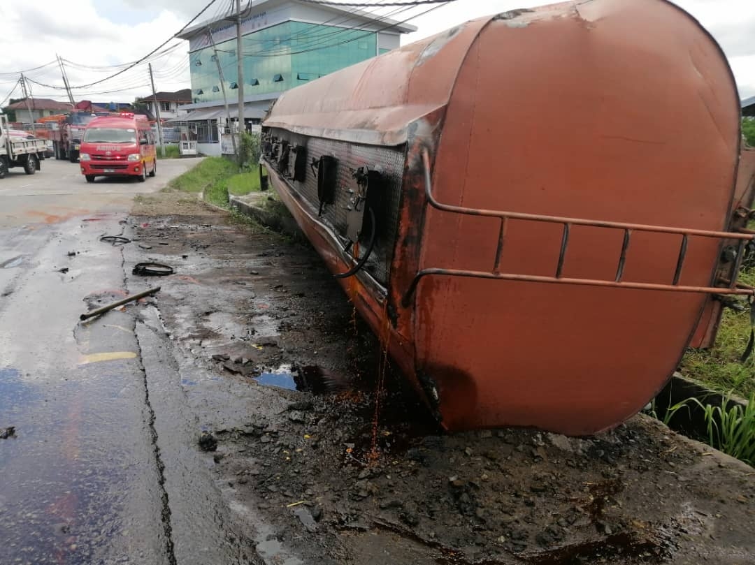 Oil spill after tanker overturns in Sandakan