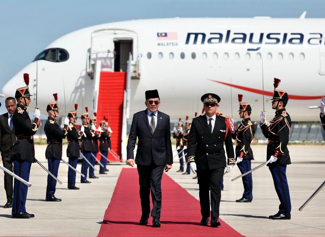 Prime Minister Anwar arrives in Paris for official visit to France