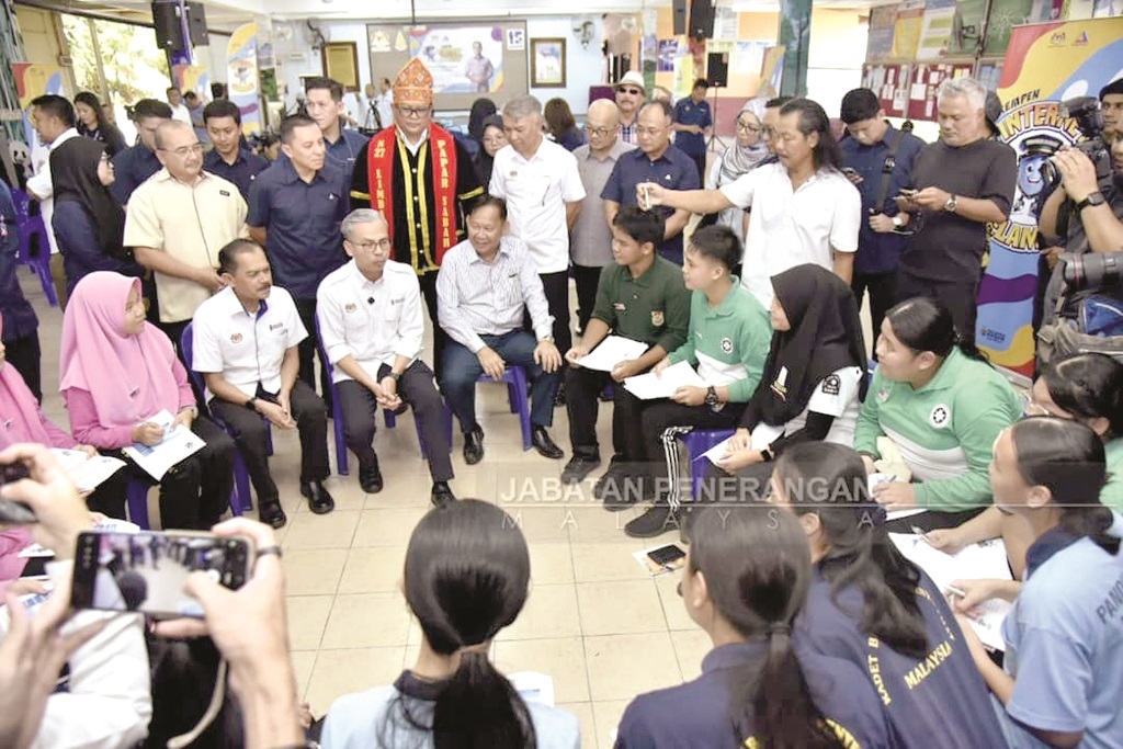 Students advised on online etiquette. Internet not to scam, bully or harass: Fahmi