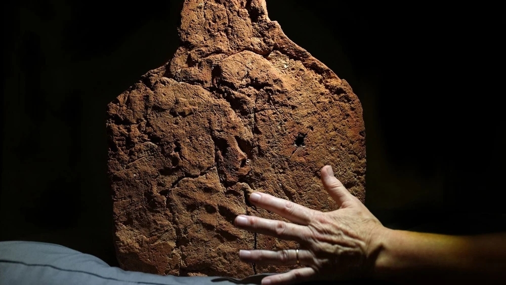 4,000-year-old handprint found on Egyptian clay model