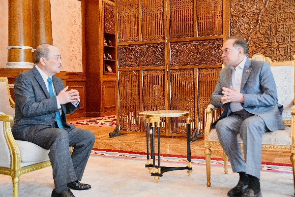 Hajiji meets Anwar to discuss various matters