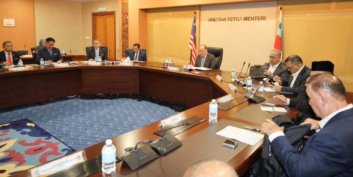 Be neutral when carrying out duties, government staff told