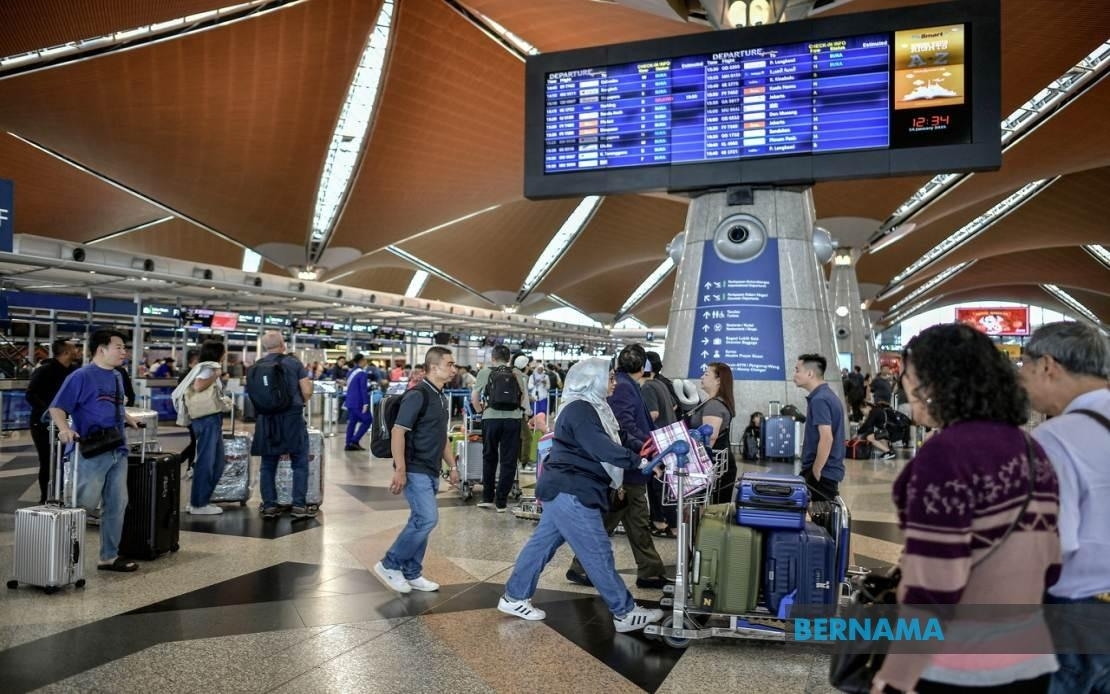Immigration officer at KLIA entry checkpoint detained with RM8,000 in pocket