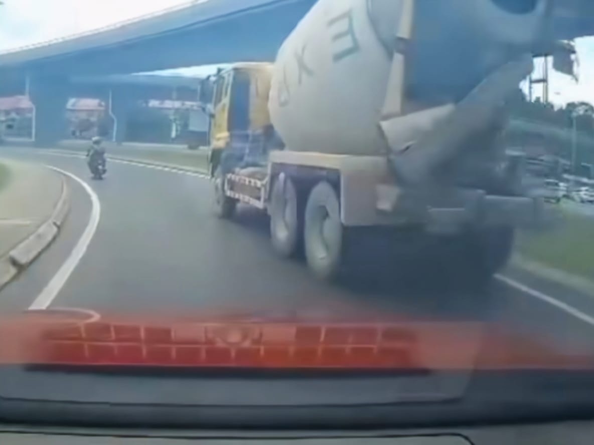Dashcam captures lorry failing to stop after collision with motorcyclist