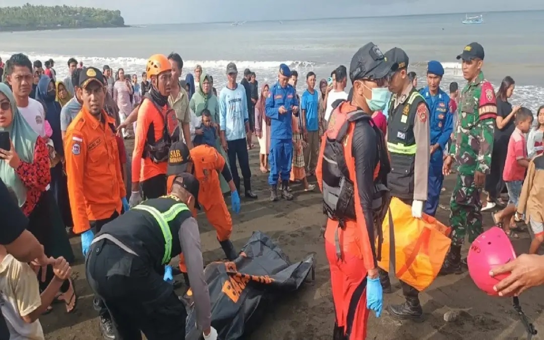 4 dead, 30 missing after ferry sinks on way to Bali