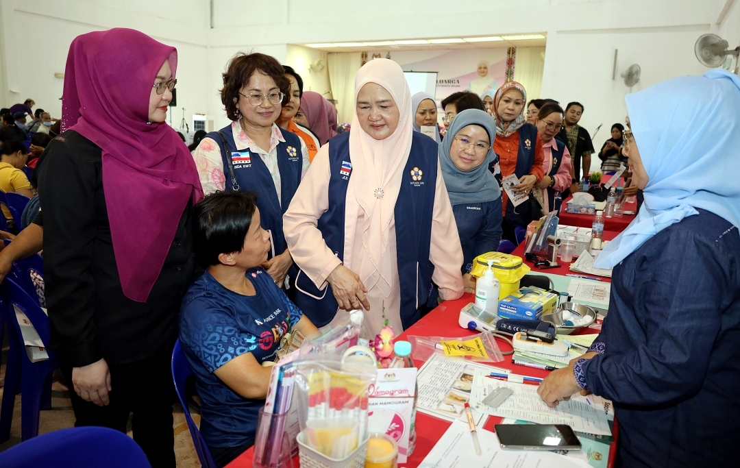 Balance tech use with family harmony, says CM's wife