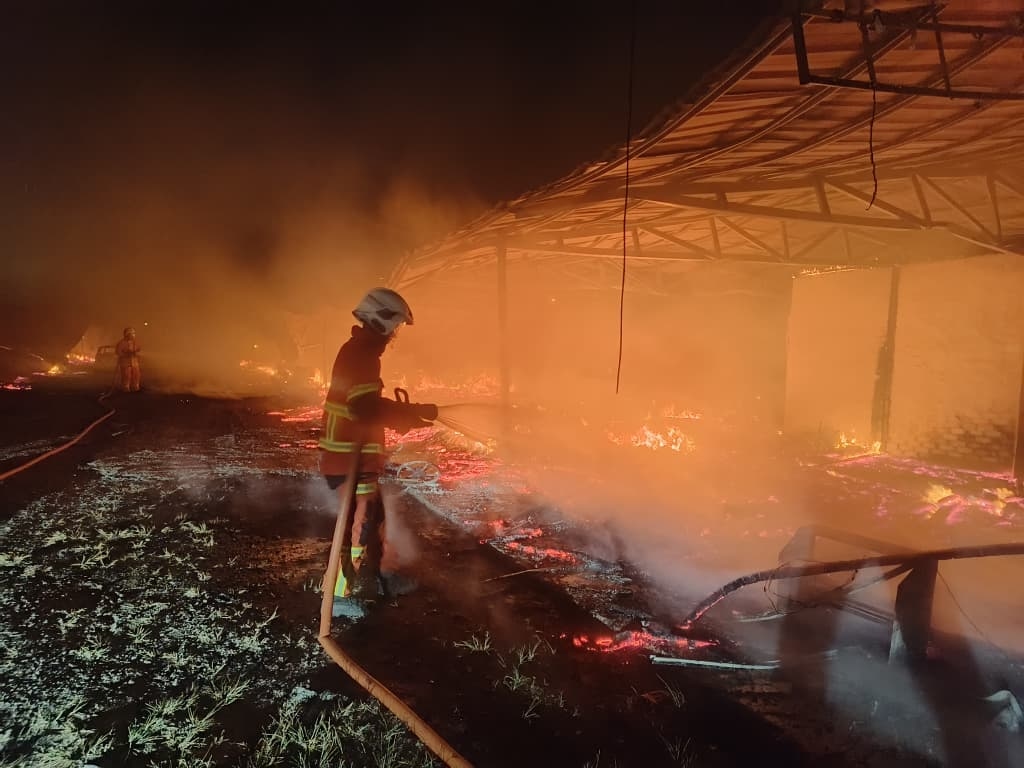 Fire destroys two blocks of workers' quarters in Nabawan