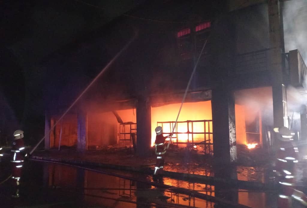 Fire damages shop, dental clinic in Semporna