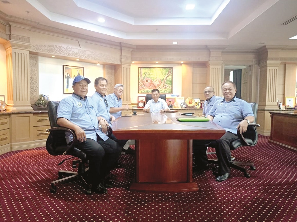 Ex-state Footballers Association pays courtesy call on DCM Dr Joachim
