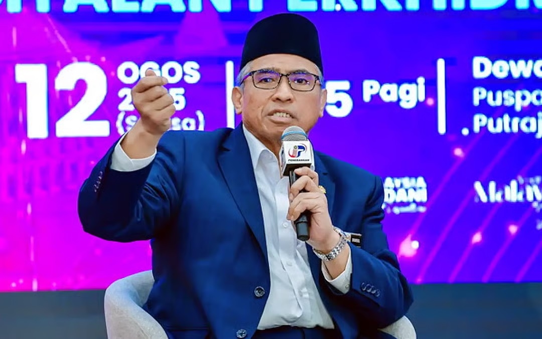 Stop using jargon, complex language, chief sec tells civil servants