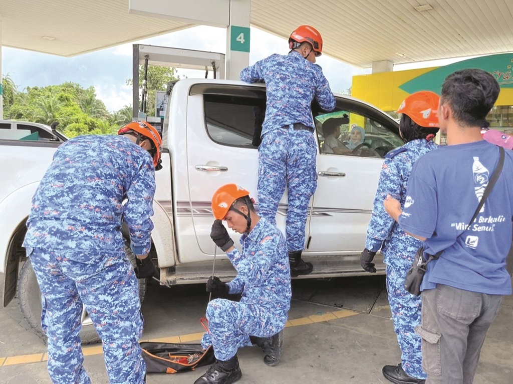 Toddler locked inside car in Sandakan