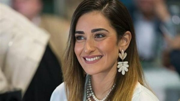 أمينة خليل ترقص مع والدها على أنغام "بنت أبويا" في اليونان (فيديو)