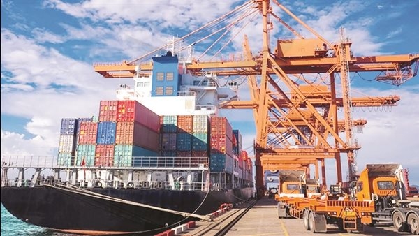 تراجع عجز الميزان التجاري لمصر بنسبة 38.6%.. خبير اقتصادي يكشف التفاصيل
