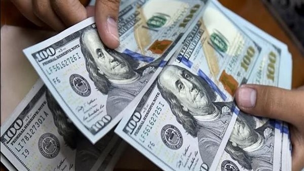 أداء قوي للدولار واليورو يتعثر وسط تقييم لقرارات اقتصادية