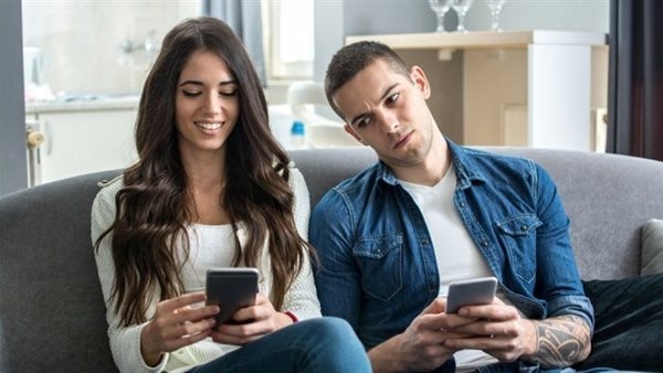 هل الغيرة المرضية والشك يدمرون أي علاقة؟.. استشاري صحة نفسية يوضح