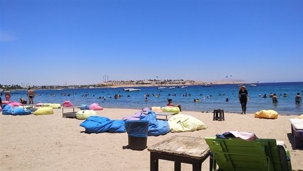 إقبال كبير من المواطنين على شواطئ البحر الأحمر احتفالًا بالعيد (فيديو)