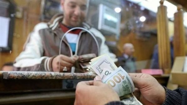 خبير مصرفى: تحويلات المصريين بالخارج دعمت نمو صافى الأصول الأجنبية