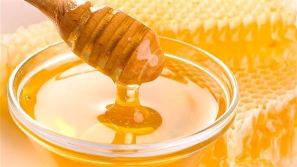 5 اختبارات تجعلك تفرق بين عسل النحل الأصلي والمغشوش