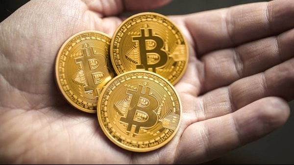 "بتكوين" تتجاوز 111 ألف دولار وسط تفاؤل بتنظيم العملات الرقمية في أمريكا