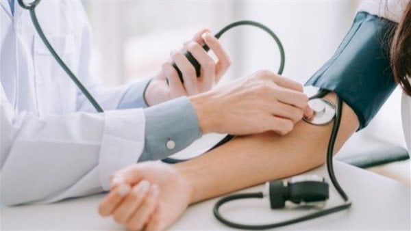 مع ارتفاع درجات الحرارة.. نصائح لأصحاب الضغط المرتفع لحماية صحتهم في فصل الصيف