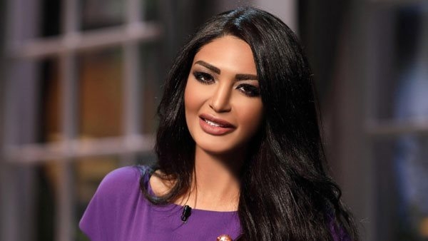 "مش هضيع الفرض بسبب ميكياج".. سالي عبد السلام تدافع عن صلاتها المثيرة للجدل