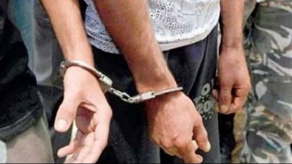 نيابة الوايلي تصطحب 3 عاطلين متهمين بقتل شاب في العباسية لتمثيل الجريمة