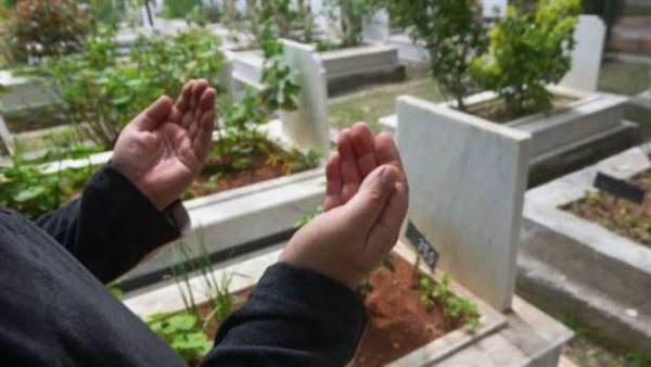 ما حكم زيارة القبور في أيام العيد؟
