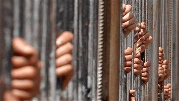 حبس 5 متهمين بجلب 10 كيلو مخدرات وحيازة أسلحة متنوعة في أسوان