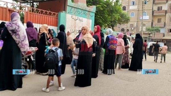 مصادر بالتعليم تكشف سبب منع جلوس أولياء الأمور لانتظار الطلاب أمام اللجان الامتحانية