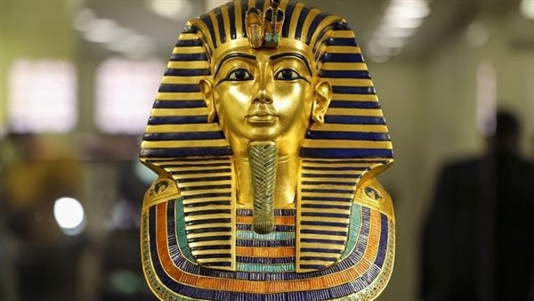 الكرسي الاحتفالي للملك توت عنخ آمون.. قطعة آسرة في المتحف المصري الكبير