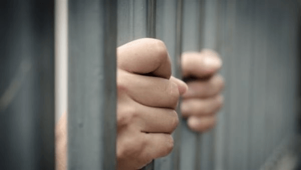 حبس مسجل خطر لحيازته 5 بنادق و31 كيلو أستروكس بالدرب الأحمر