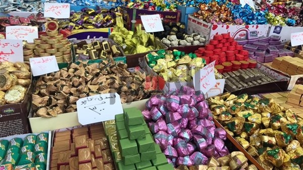 "الشيكولاتة والحلوي".. مظاهر استعداد أهالي الدقهلية بعيد الفطر