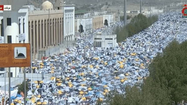 بث مباشر: حجاج بيت الله يتوافدون على جبل عرفات في يوم عرفة