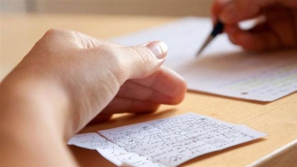 رصد 12 حالة غش وإحالة 5 رؤساء لجان للتحقيق في ثالث امتحانات "إعدادية أسوان"